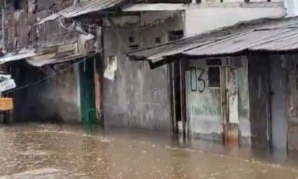 Banjir jakarta timur mencapai hingga 1,3-1,5 meter sedangkan untuk di Jakarta Barat rata dengan tinggi 30 cm