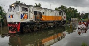 Read more about the article Imbas Banjir, Perjalanan Kereta Api Jember Tujuan Jakarta Dihentikan