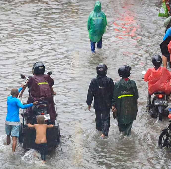 Jakarta di guyur hujan , masyarakat di minta siaga