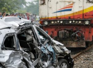 Read more about the article Kereta Api Tabrak Avanza di Tebing Tinggi, 9 Orang Tewas