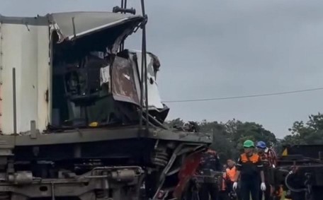  Kereta Api Sribilah Utama relasi Rantau Prapat – Medan tabrakan dengan unit minibus