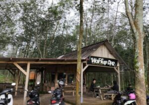 Read more about the article Cari Suasana Tenang? Coba Ngopi di Warkop DPR Kuningan