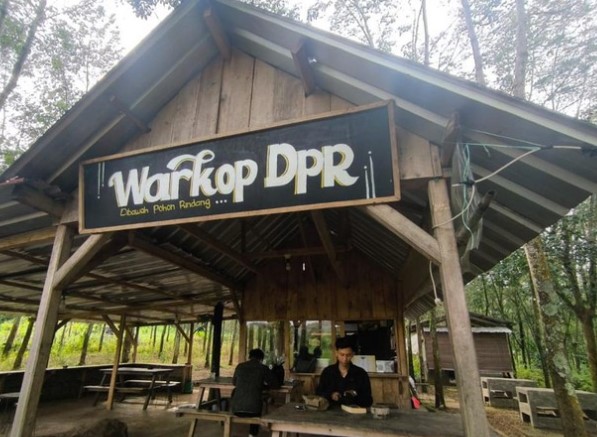 Warkop DPR berada di desa wisata cibuntu