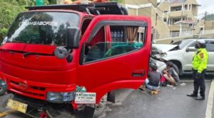 Read more about the article Truk Gagal Nanjak Mengancam Warga, Istri Polisi Bertindak Heroik