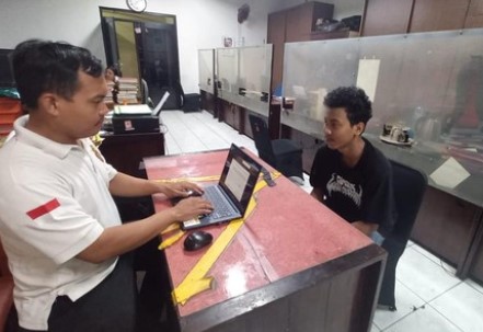 Read more about the article Video Viral Aksi Brutal di Kemang Berakhir, Dua Pelaku Penusukan Ditangkap Polisi